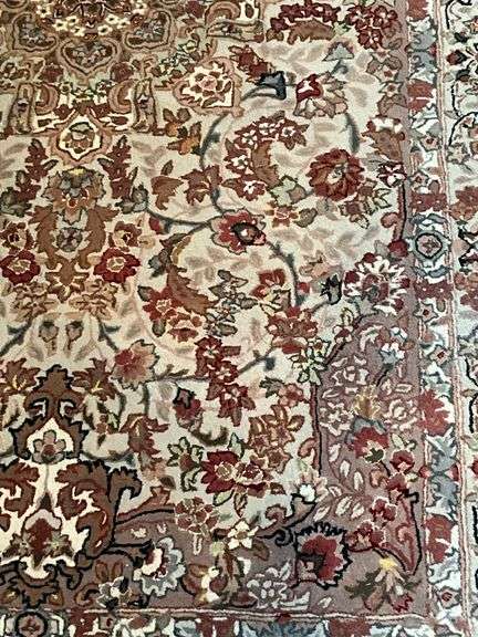 Hand-Knotted Oriental-Style Rug with Floral Motif and Fringed Edges