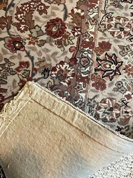 Hand-Knotted Oriental-Style Rug with Floral Motif and Fringed Edges
