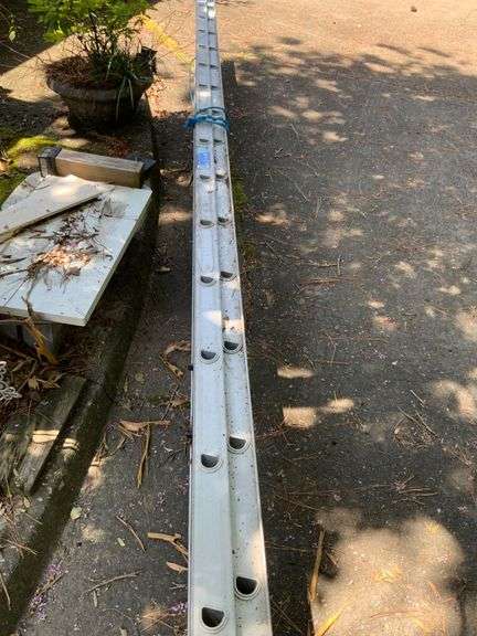 Aluminum Extension Ladder, 28 Ft, 250 Lb Capacity