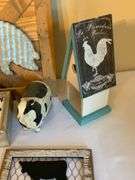 Farmhouse-Style Decor With Pig Artwork and Embellishments