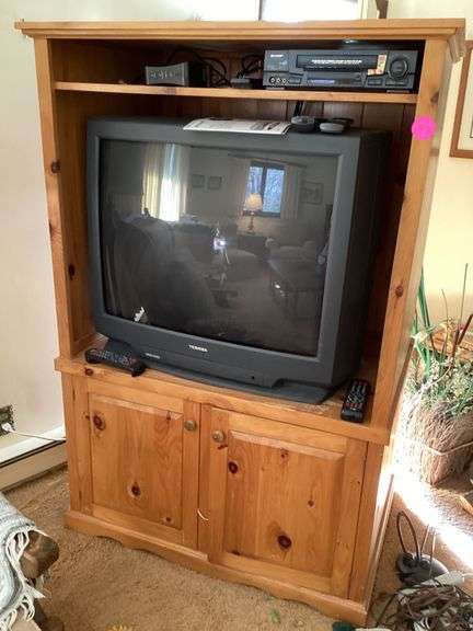 ENTERTAINMENT CENTER WITH TV AND VHS PLAYER - Currie Auction Service