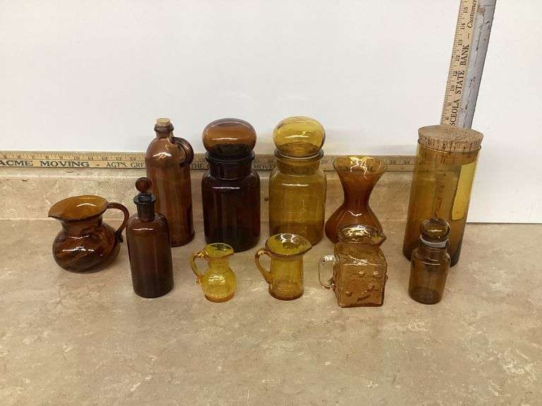 11 AMBER GLASS CONTAINERS - Currie Auction Service