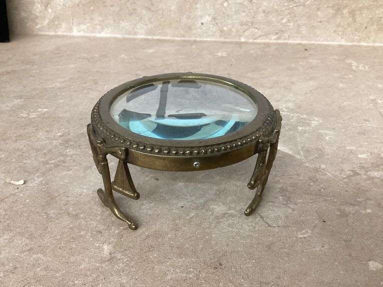 VINTAGE MAGNIFYING GLASS WITH BRASS LEGS