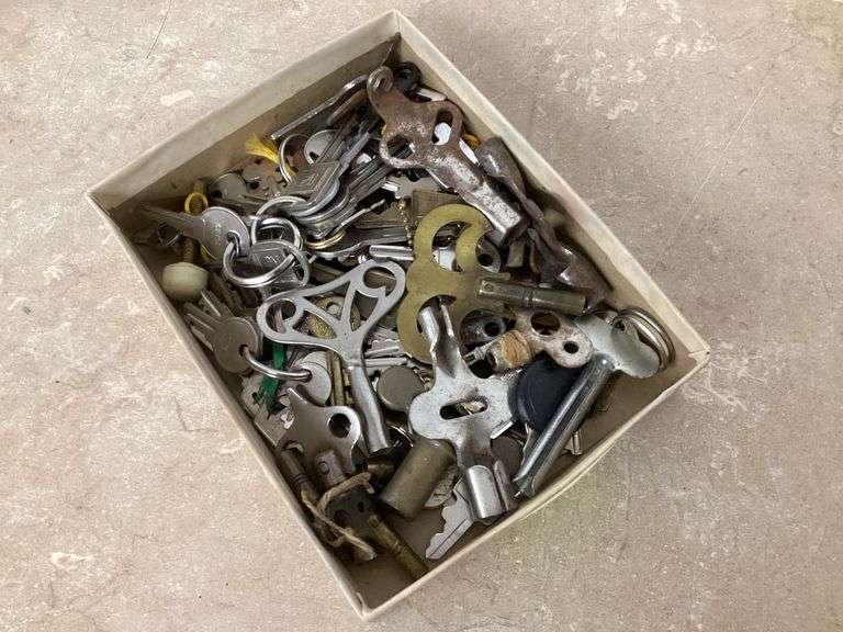 LOT OF VARIOUS VINTAGE KEYS INCLUDING OLD CLOCK KEYS (APPROX. 2lbs.)