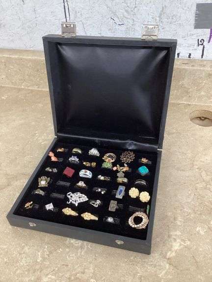 RING BOX WITH VARIOUS RINGS, BROACHES AND EARRINGS