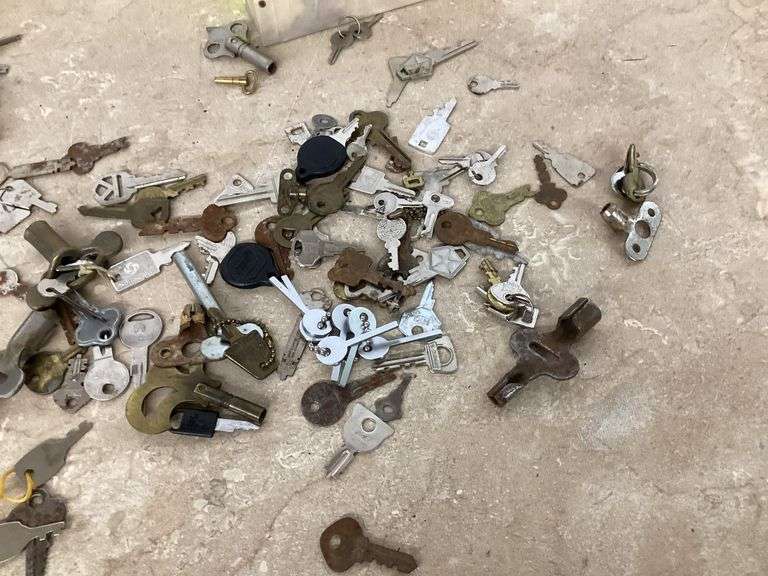 LOT OF VARIOUS VINTAGE KEYS INCLUDING OLD CLOCK KEYS (APPROX. 2lbs.)