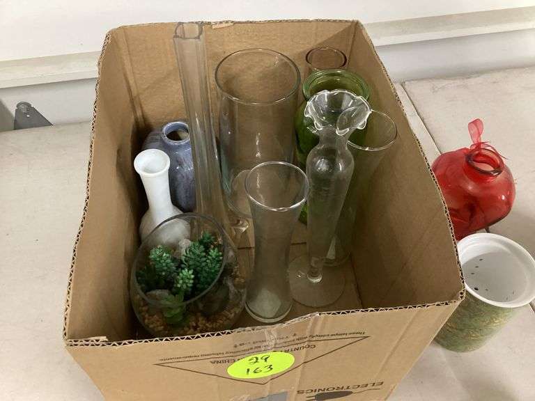 VARIOUS GLASS AND POTTERY FLOWER VASES