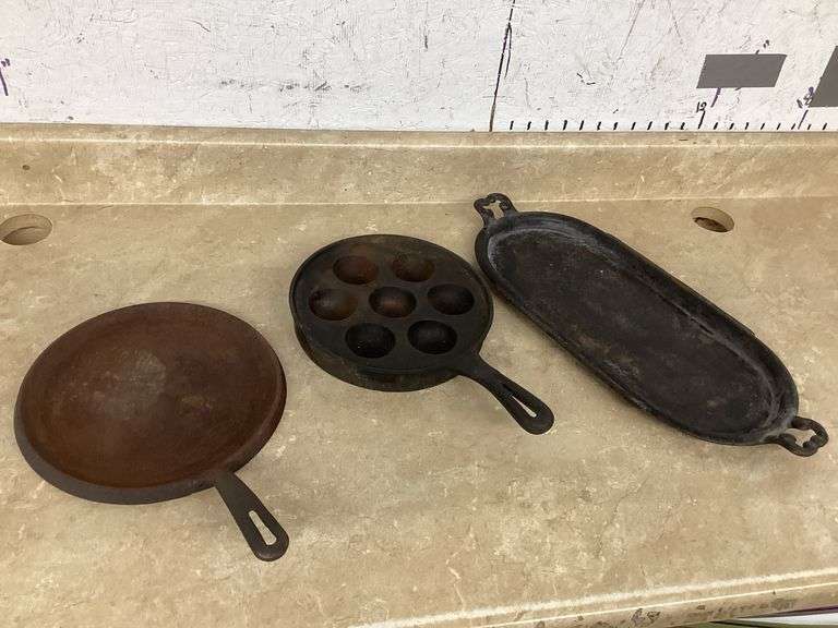 CAST-IRON PLATTER, BUSCUIT PAN AND GRIDDLE