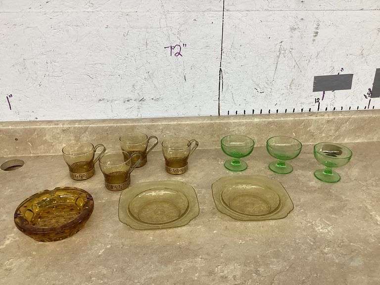 VINTAGE AMBER AND URANIUM GLASS ITEMS