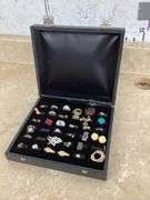 RING BOX WITH VARIOUS RINGS, BROACHES AND EARRINGS