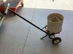 C-I-L SPREADER AND 1 HAND SPREADER