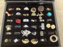 RING BOX WITH VARIOUS RINGS, BROACHES AND EARRINGS