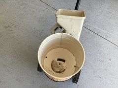 C-I-L SPREADER AND 1 HAND SPREADER