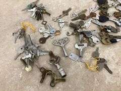 LOT OF VARIOUS VINTAGE KEYS INCLUDING OLD CLOCK KEYS (APPROX. 2lbs.)