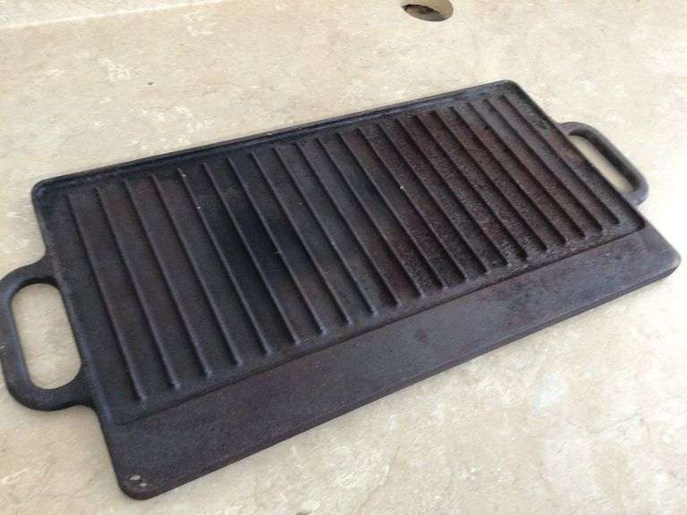 WAGNER #10 CAST-IRON FRY PAN AND LODGE CAST IRON GRILL PAN