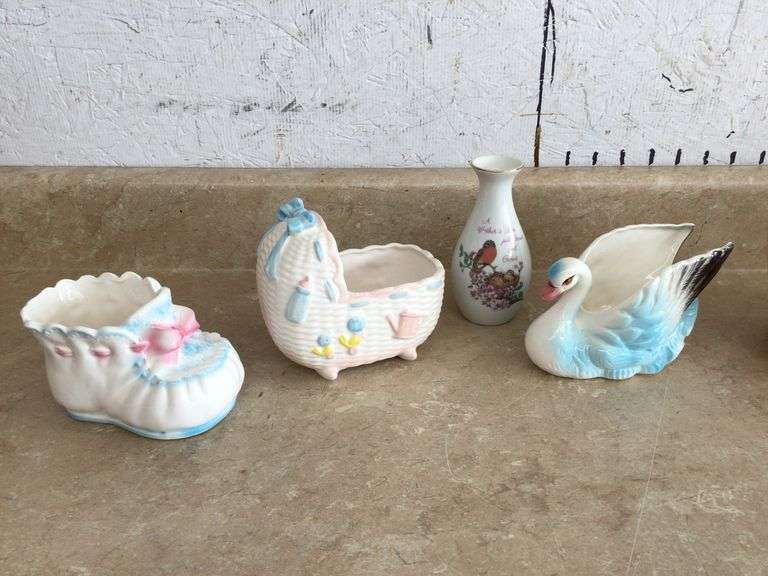BOX OF VINTAGE FLOWER POTS