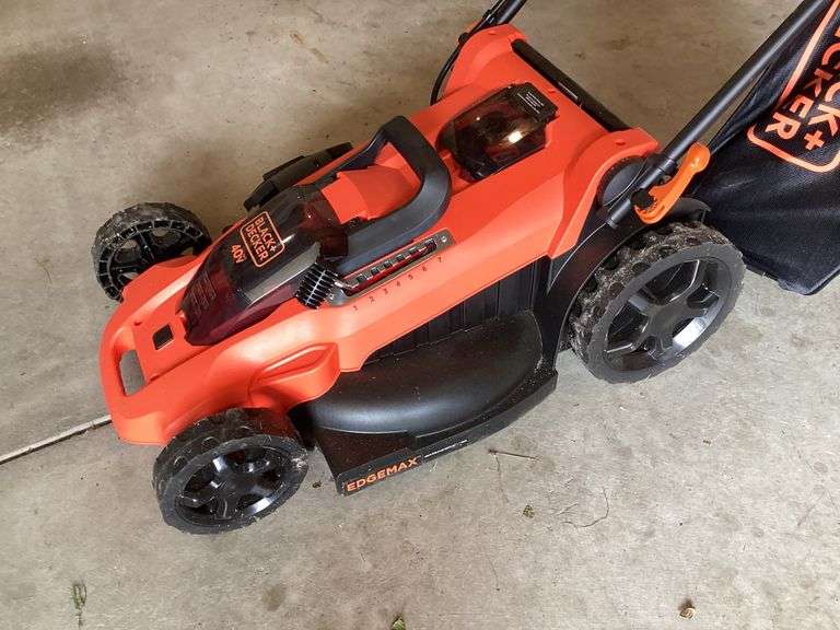 BLACK AND DECKER 40 VOLT PUSH MOWER W/CHARGER
