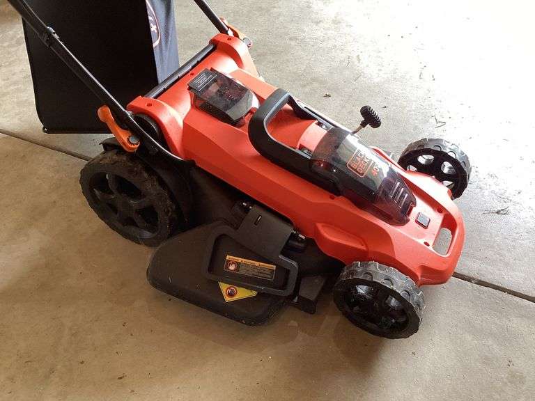 BLACK AND DECKER 40 VOLT PUSH MOWER W/CHARGER