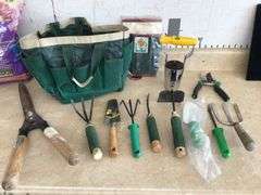 BOX OF MISC GARDEN ITEMS