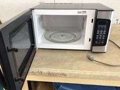 HAMILTON BEACH 1000-WATT MICROWAVE (BLACK)