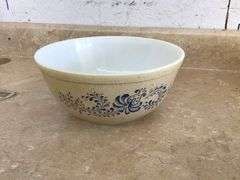 VINTAGE PYREX DISHES