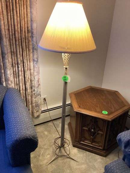 FLOOR LAMP(WORKS)