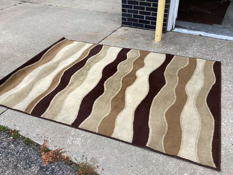 AREA RUG