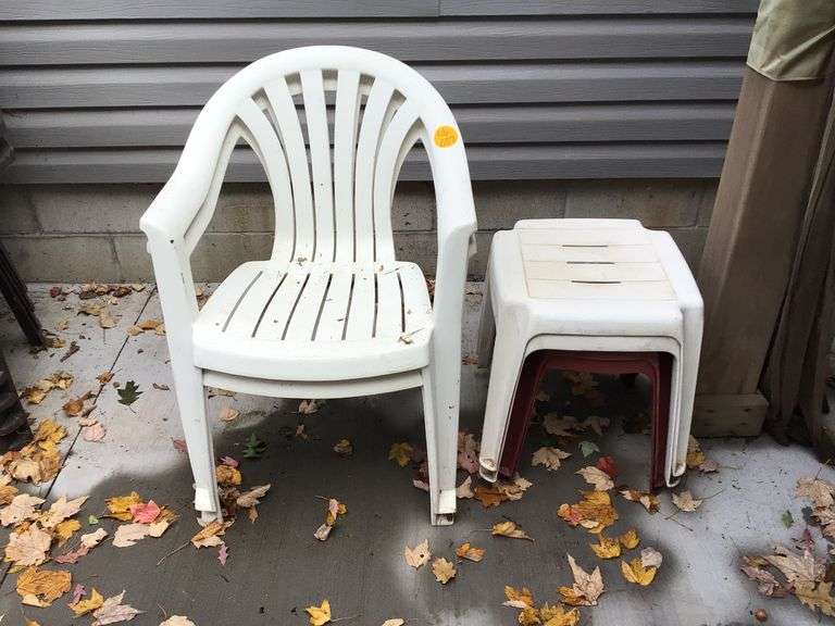 2 WHITE PLASTIC OUTDOOR CHAIRS AND 4 PLASTIC OUTDOOR END STANDS