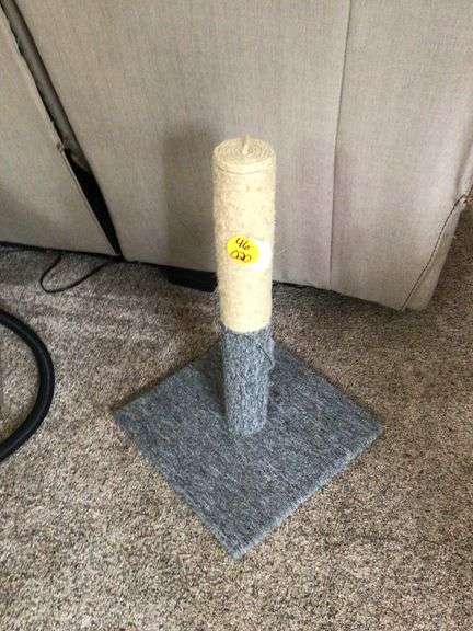 PET SCRATCHING POST