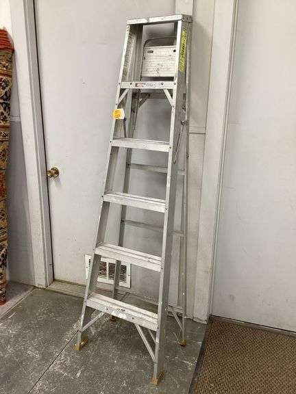 6’ ALUMINUM LADDER