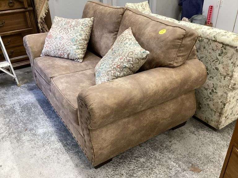 LEATHER LOVESEAT W/2 THROW PILLOWS