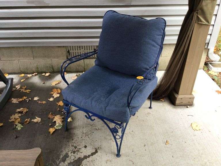 VINTAGE METAL CHAIR W/CUSHIONS