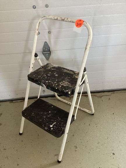 FOLDING STEP STOOL
