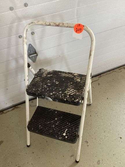 FOLDING STEP STOOL