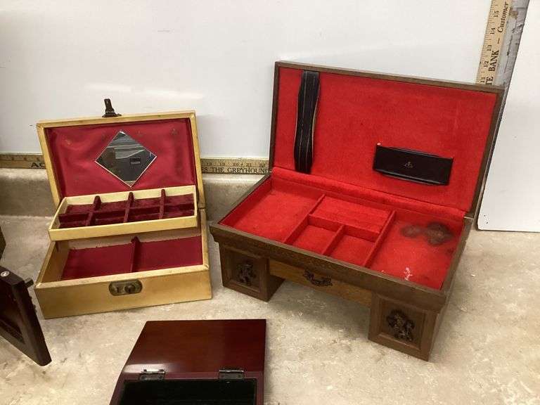4 JEWELRY BOXES IN TOTE (NO LID)
