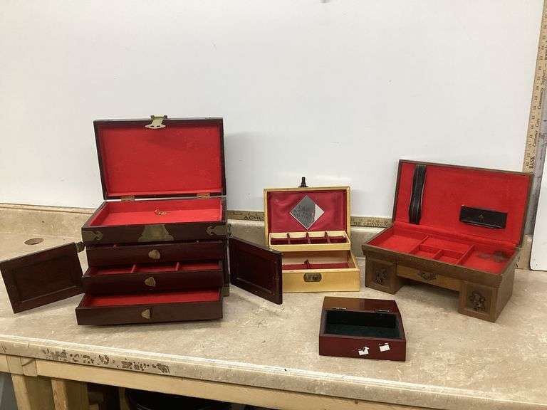 4 JEWELRY BOXES IN TOTE (NO LID)