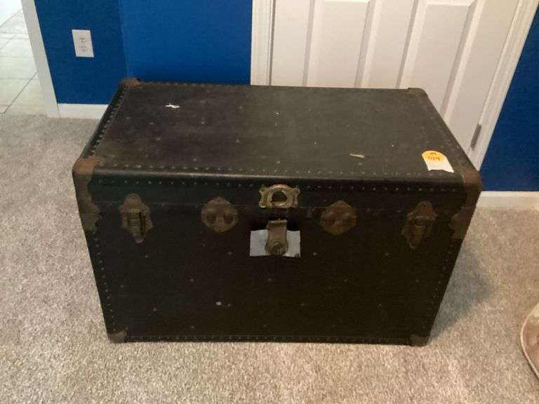 LARGE VINTAGE STORAGE TRUNK