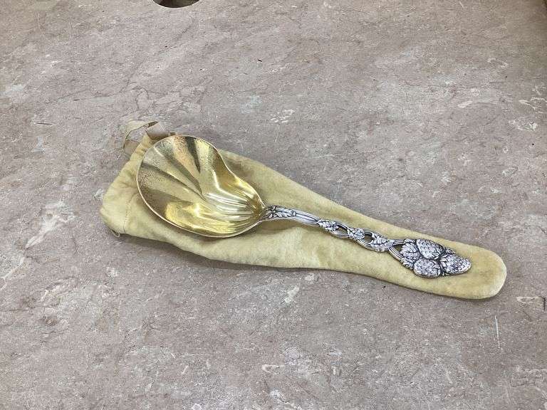 TIFFANY & CO. STERLING SILVER SERVING SPOON WITH FELT CASE