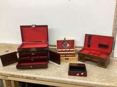 4 JEWELRY BOXES IN TOTE (NO LID)