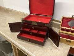 4 JEWELRY BOXES IN TOTE (NO LID)
