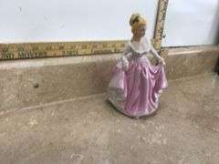PORCELAIN LADY FIGURINE IN SMALL TOTE W/LID
