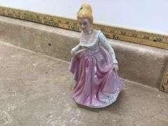 PORCELAIN LADY FIGURINE IN SMALL TOTE W/LID