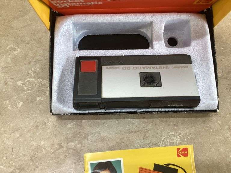 VINTAGE KODAK POCKET INSTAMATIC 20 CAMERA