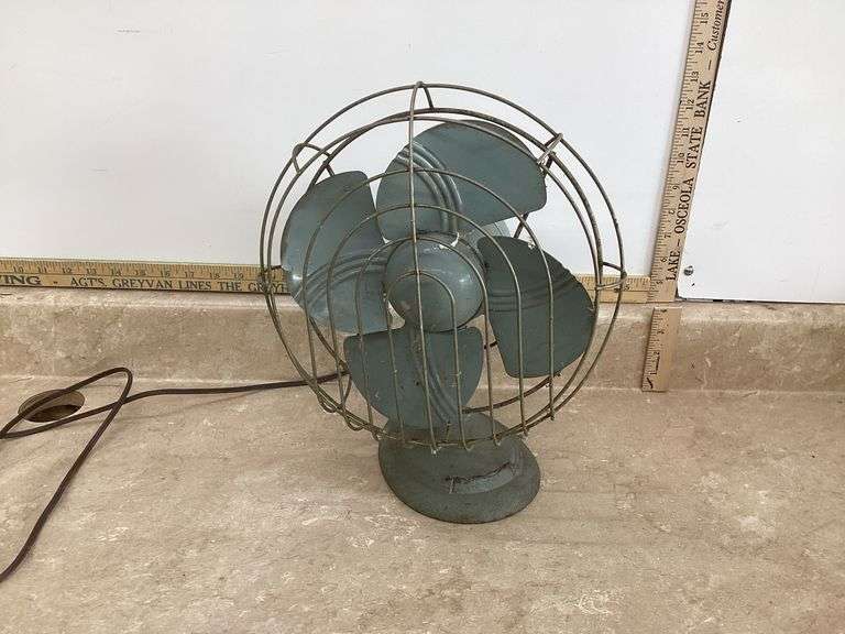 VINTAGE CAST IRON TABLE TOP ELECTRIC FAN(WORKS)
