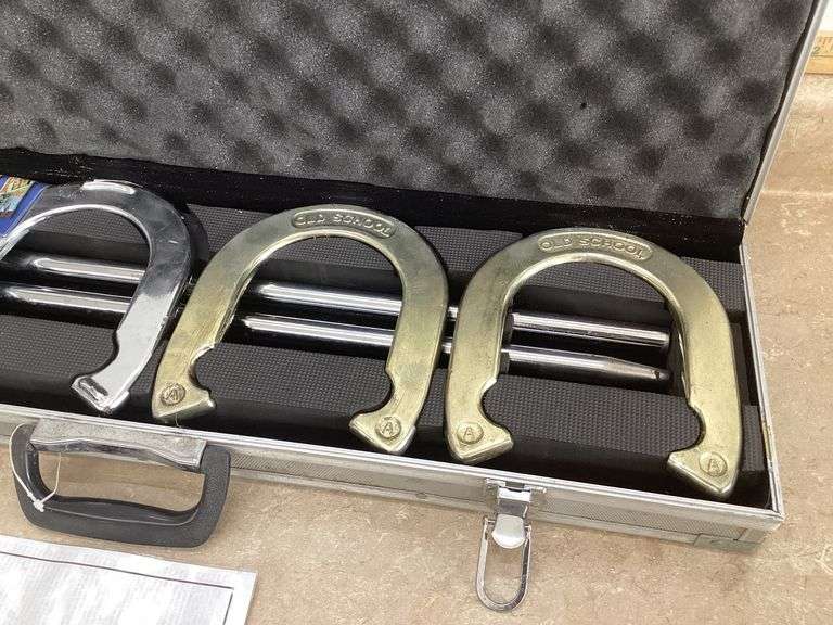 HORSESHOE SET IN CASE
