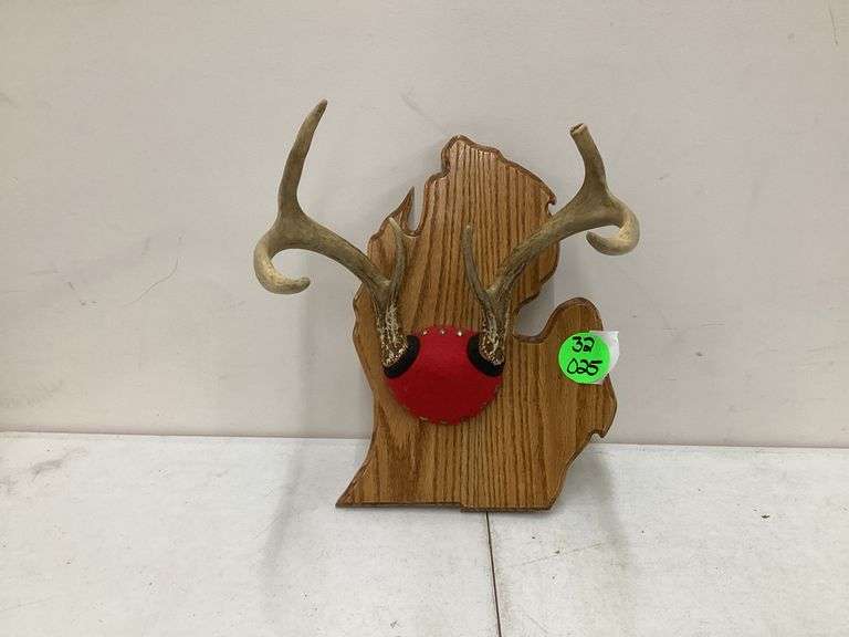 6 POINT DEER ANTLERS ON MICHIGAN PLAQUE