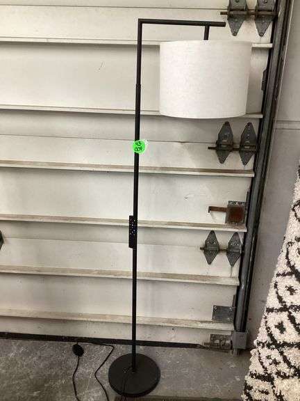 FLOOR LAMP W/REMOTE(WORKS)