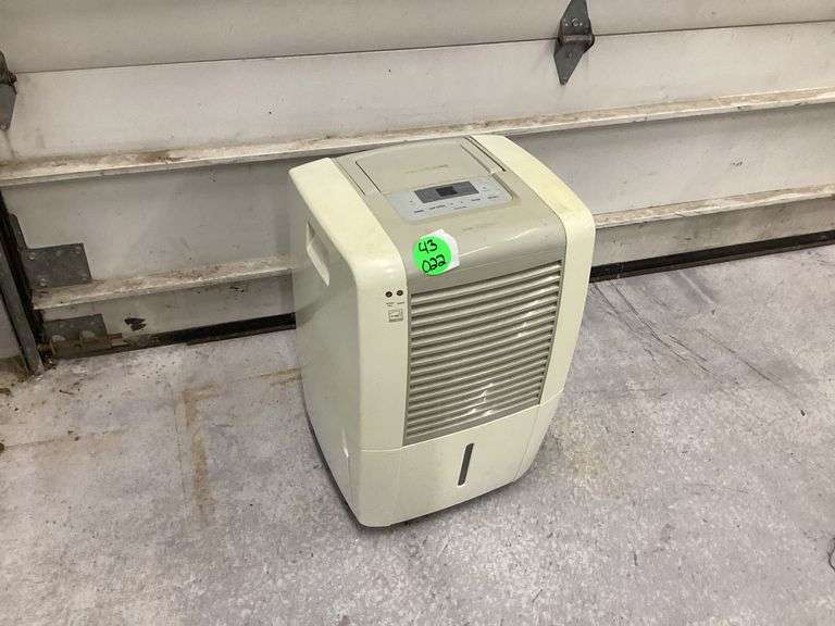 FRIGIDAIRE DEHUMIDIFIER(POWERS ON)