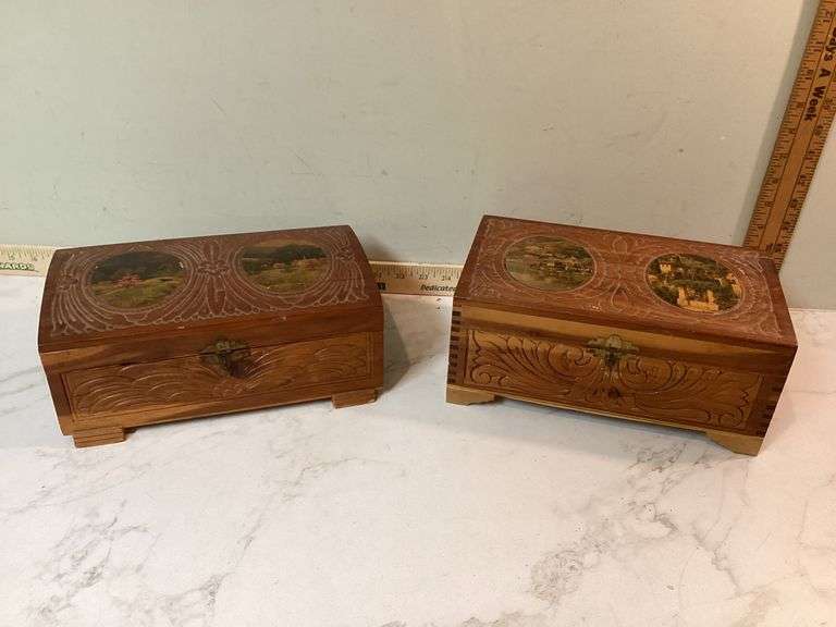 2 VINTAGE WOODEN DRESSER BOXES (1 NEEDS HINGE REPAIR)