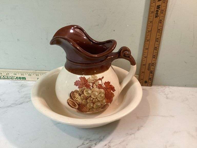 VINTAGE MCCOY POTTERY PITCHER AND BASIN